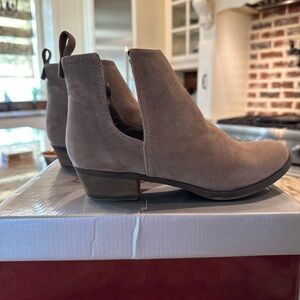 Breckelle’s Ankle Boots Size 6.5